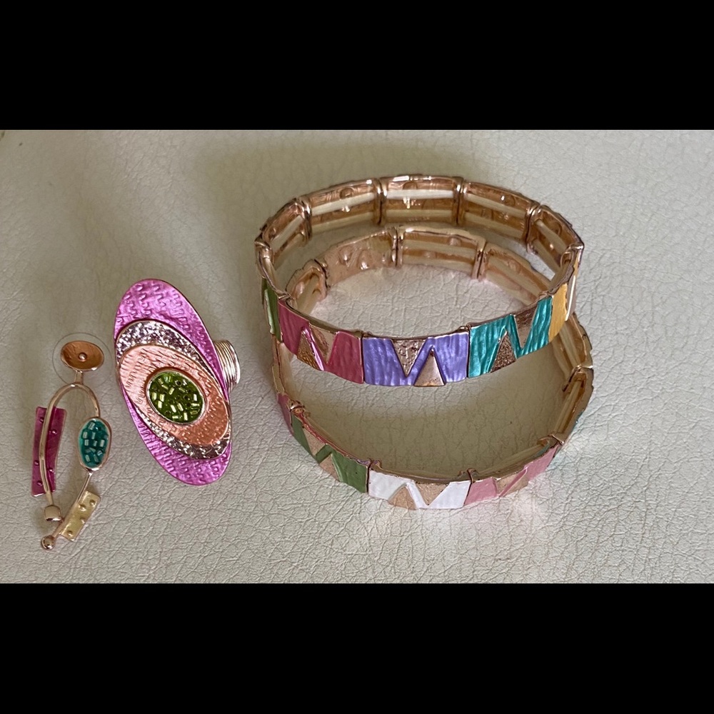 A stretchy jewelry set